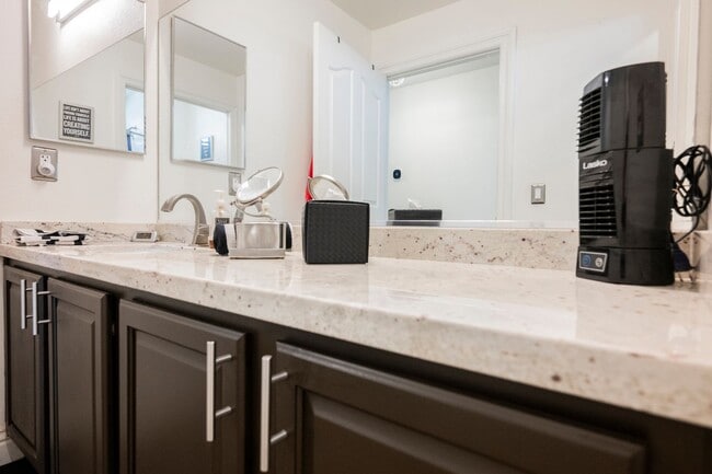 Building Photo - Beautiful 3 Bedroom Home In the Southwest