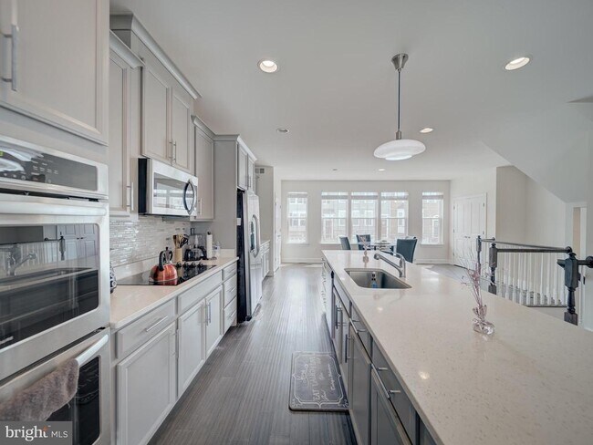 Building Photo - 8832 Englewood Farms Dr