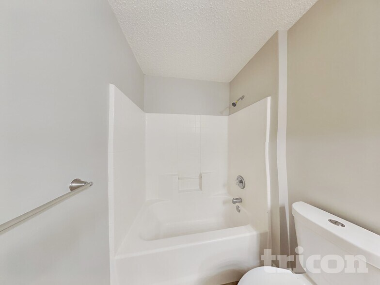 Building Photo - 6669 Southern Oaks Dr