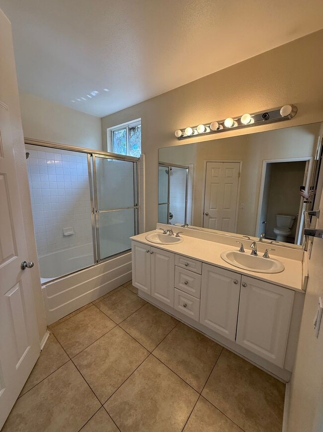 Building Photo - Cute Townhome near Camarillo High School