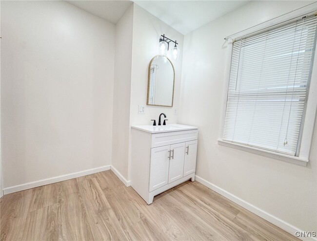 Building Photo - 10 Beach Ave