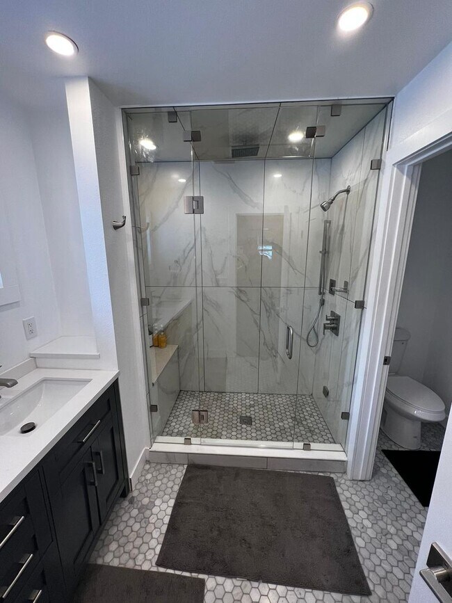 Building Photo - Spacious 4-bedroom + study home; Includes Hot tub and Pool Table - Avail. Now!