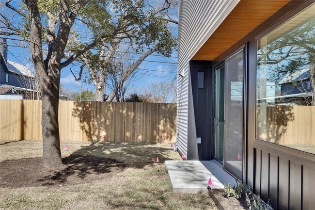 Building Photo - 1804 Sylvan Dr