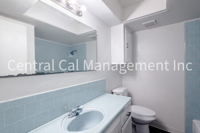 Building Photo - 4 Bedroom/2 Bath Home in Central Bakersfield - $2095 Per Month!