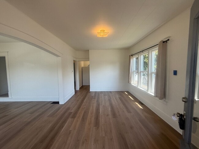 Building Photo - 3 Bed 1 Bath Newly Remodeled Pet Free Home...