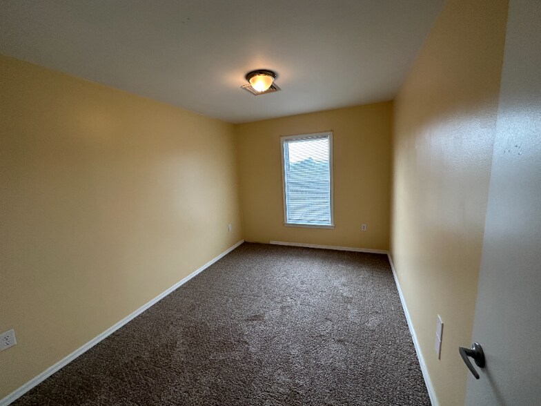 Building Photo - 203 Poplar Dr