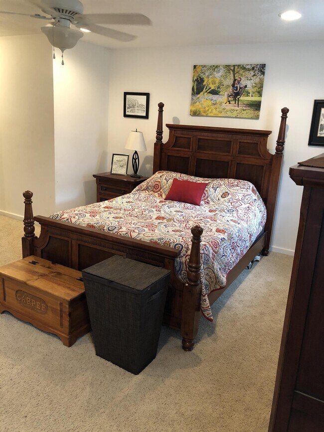 Building Photo - 2020 Grandview Dr