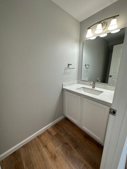 Building Photo - 1055 E Klatt Rd