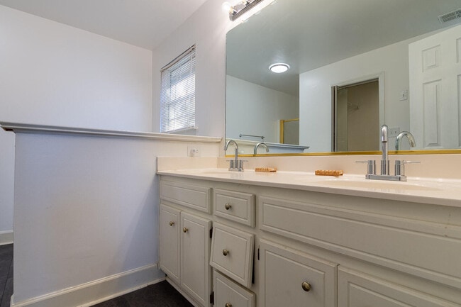Building Photo - 1051 Waltons Ct