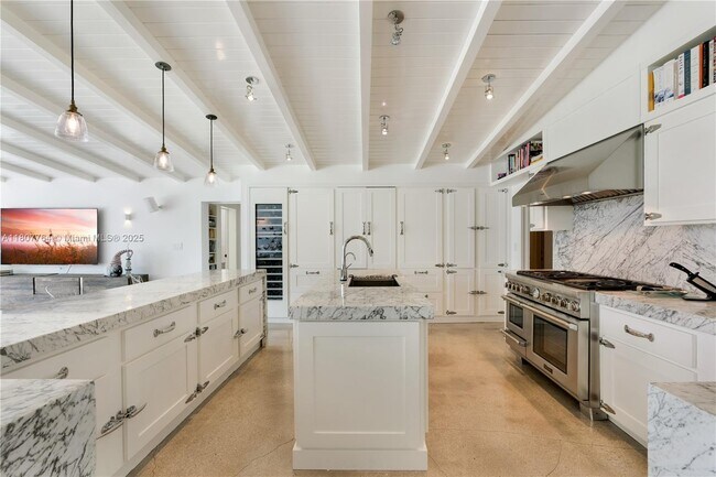 Building Photo - 270 Island Dr