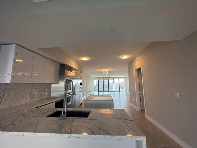 Building Photo - 5000 Island Estates Dr