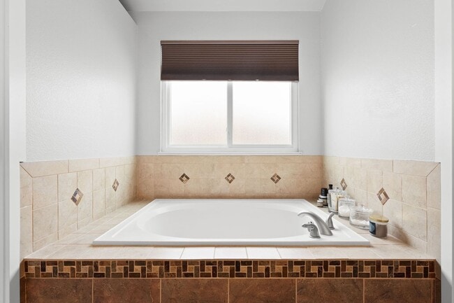 Building Photo - Stunning Fully Furnished Rental in Golden,...