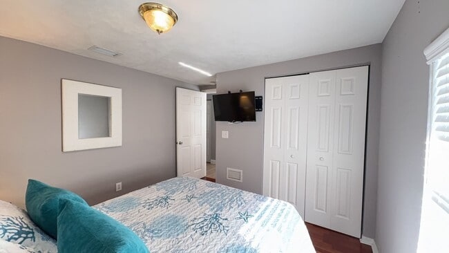 Building Photo - Fully Furnished Two Bedroom Long Term Beac...