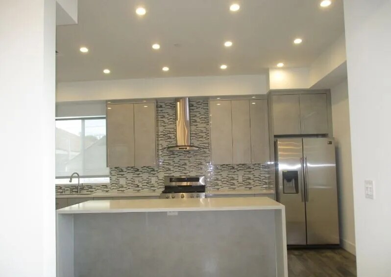 Building Photo - 1211 N Mariposa Ave