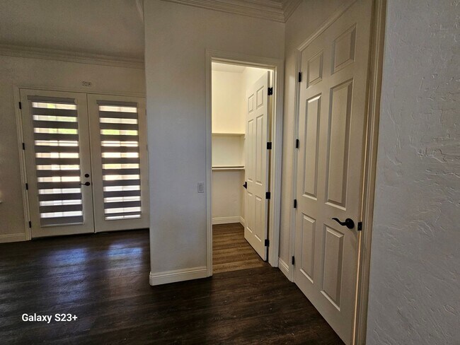 Building Photo - LARGE 3BED/2 BATH IN A COUNTRY CLUB SETTTING