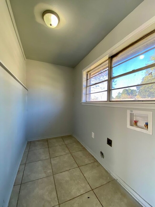 Building Photo - Newly Renovated 3 Bedroom 1.5 Bath Home in...