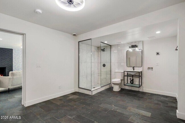 Building Photo - 912 E Roosevelt St