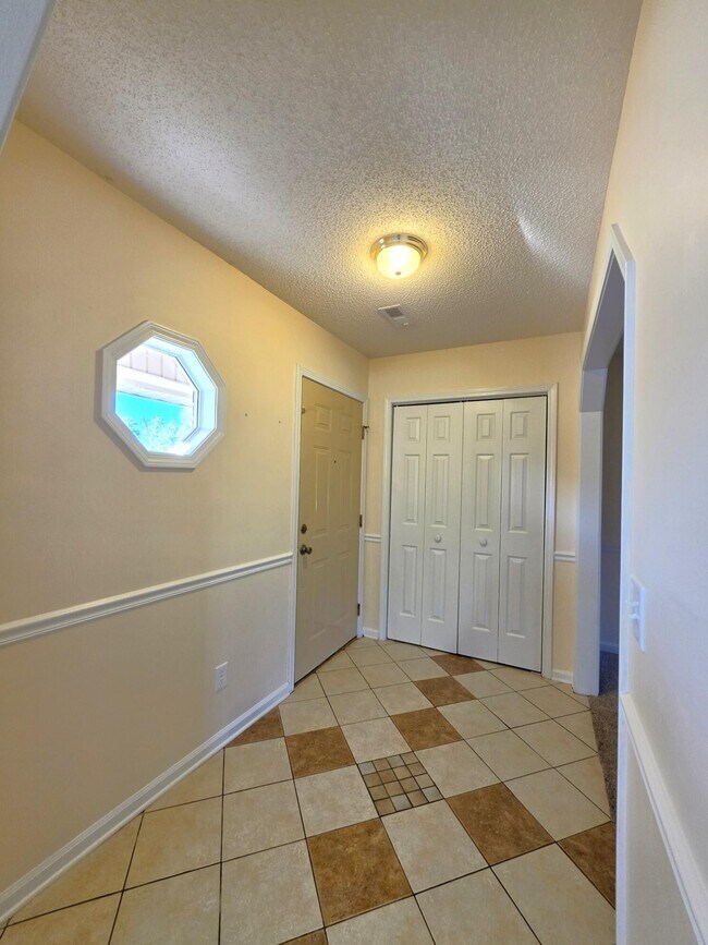 Building Photo - 450 Derek Dr