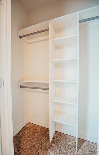 Building Photo - 1046 E Walnut St