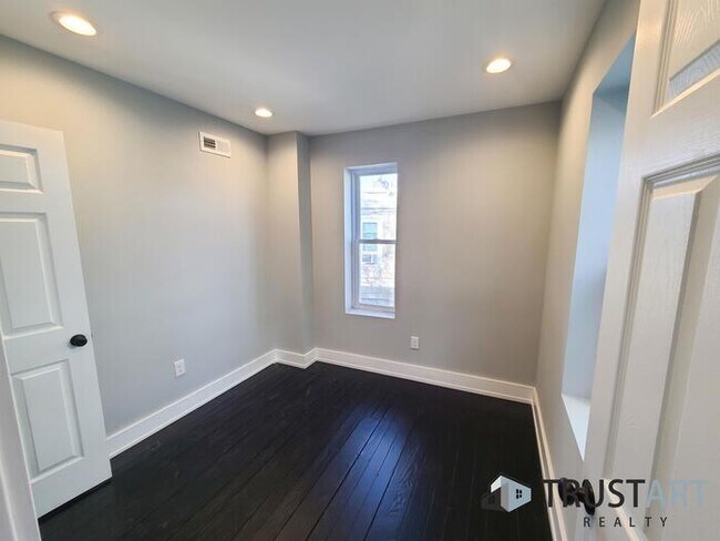 Building Photo - 2 Bedroom house with basement/backyard.