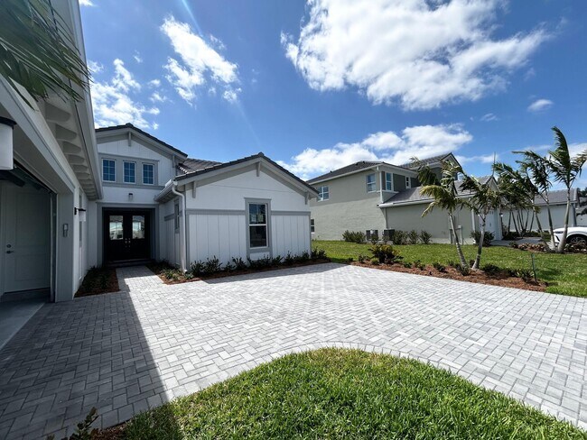 Building Photo - 15192 Wildwood Cir