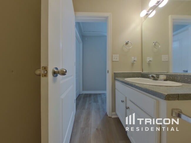Building Photo - 4650 Camelot Dr