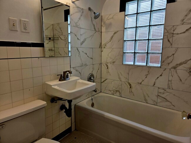 Building Photo - 2528 Beverly St E