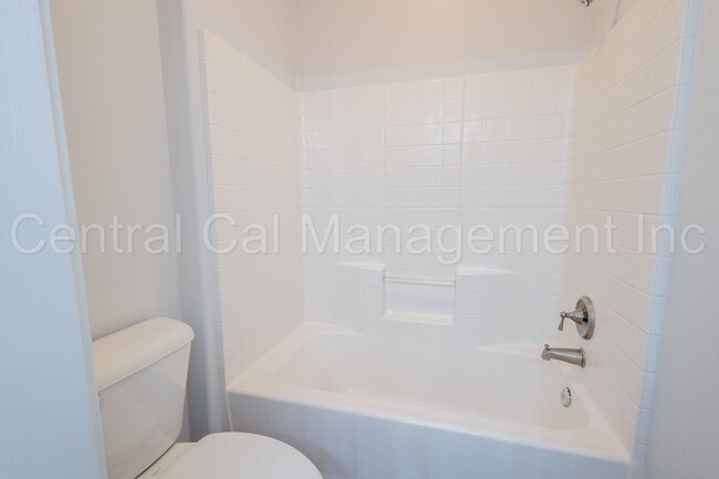 Building Photo - 3 Bedroom/2 Bath Home in Desired Southwest...
