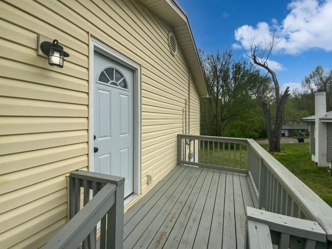 Building Photo - Small Cottage Home