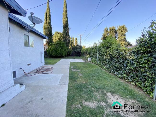 Building Photo - 3 + 2 Charming Cul-de-Sac Home in Winnetka...