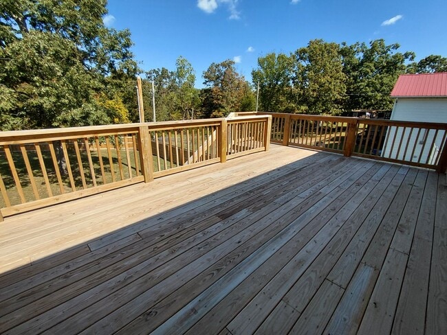 Building Photo - Fenced home close to post