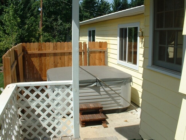 Building Photo - Charming 4 bedrooms, 2 bath on the RIVER w...