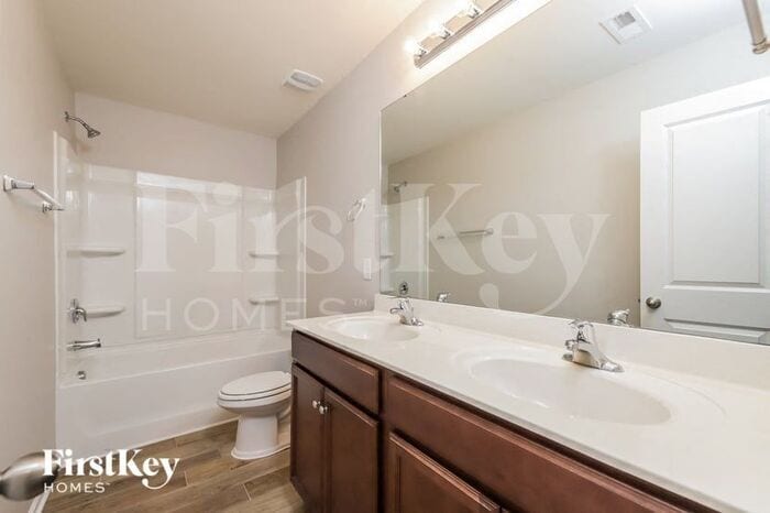 Building Photo - 1049 Solstice St