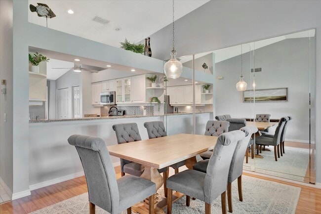 Building Photo - Golf Membership Included • 6-12 Months Lease • Furnished 2 Bedroom Condo