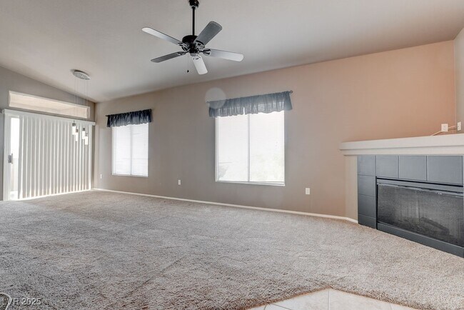 Building Photo - 2305 W Horizon Ridge Pkwy