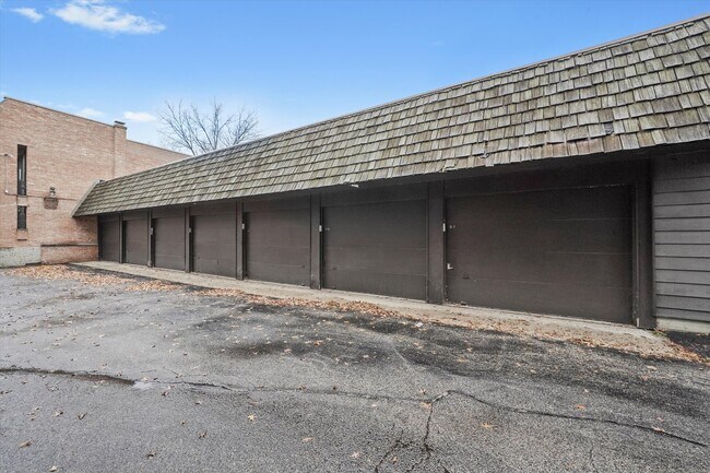 Building Photo - 406 S Lageschulte St