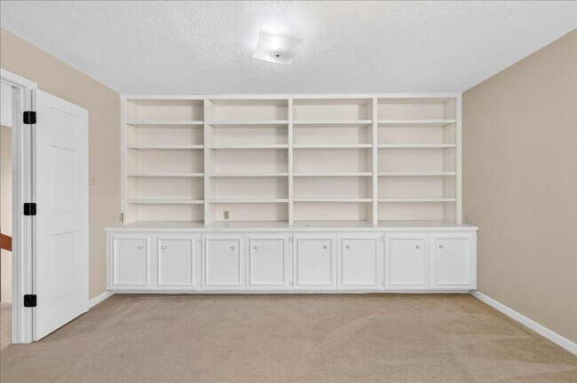 Building Photo - 5305 Greenbriar Dr