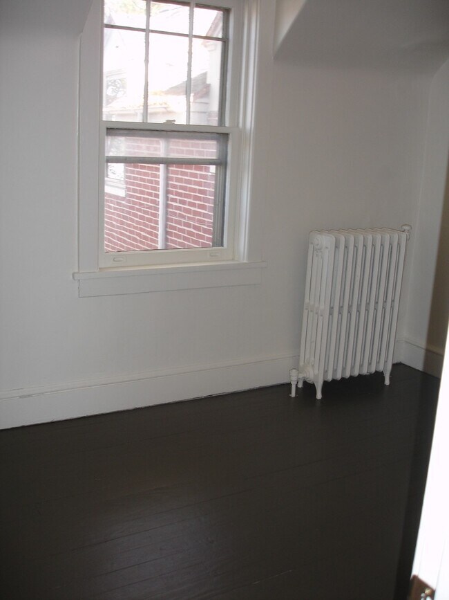 Building Photo - 1405 Oregon Pike