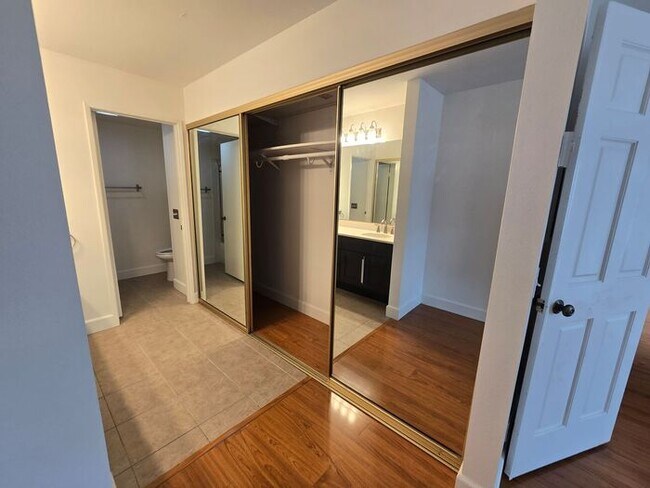 Building Photo - Beautiful 2 Bedroom 2 Bathroom Condo in La Jolla / UTC