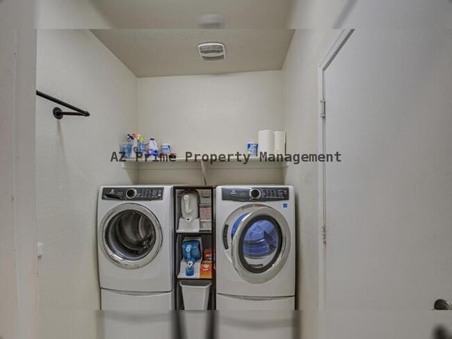 Building Photo - 30945 W Picadilly Rd