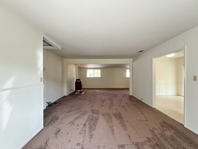 Building Photo - Three Bedroom St. Helena Home with Stunnin...
