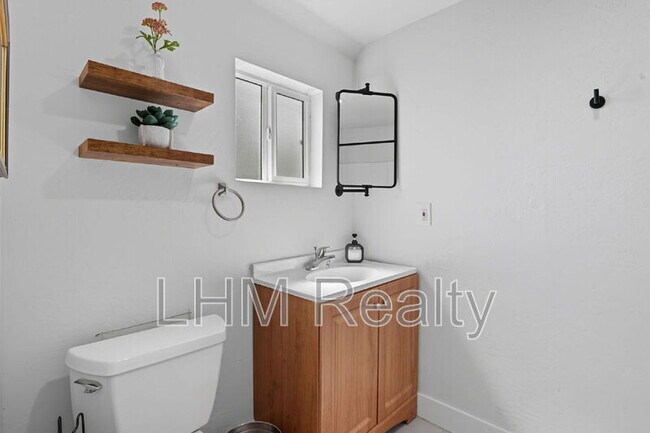 Building Photo - 436 S Oregon St