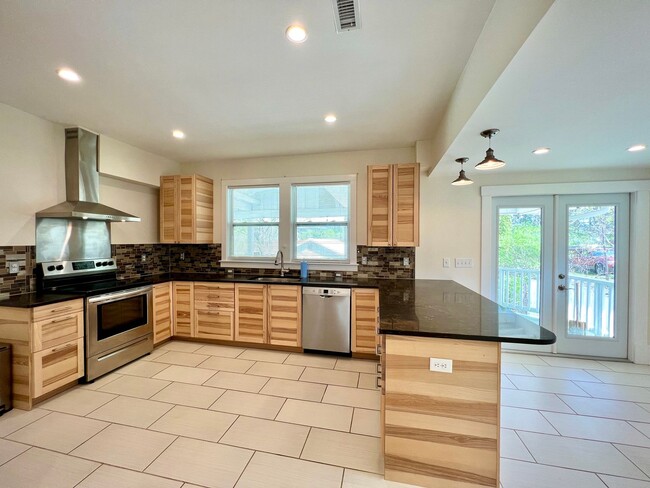 Building Photo - Charming 2 Bedroom Home - All utilities in...