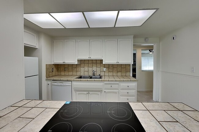 Building Photo - Halfplex with yard in South Land Park