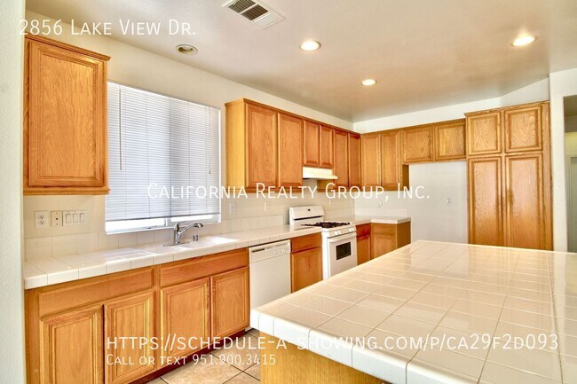 Building Photo - 2856 Lake View Dr