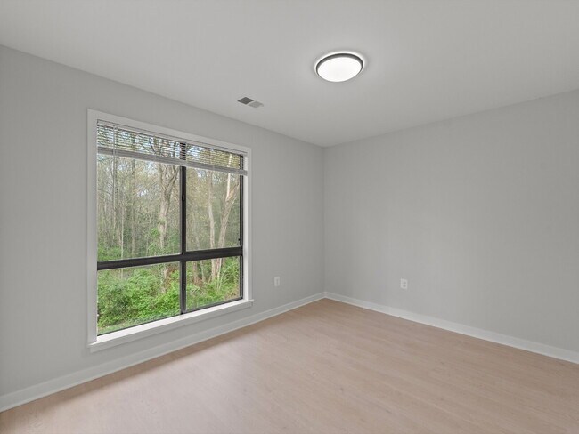 Building Photo - "Spacious 5-Bed Haven on Cedarest Rd – Where Comfort Meets Convenience in Fairfax!"