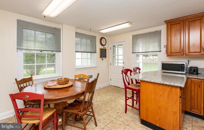 Building Photo - 515 Manor Rd