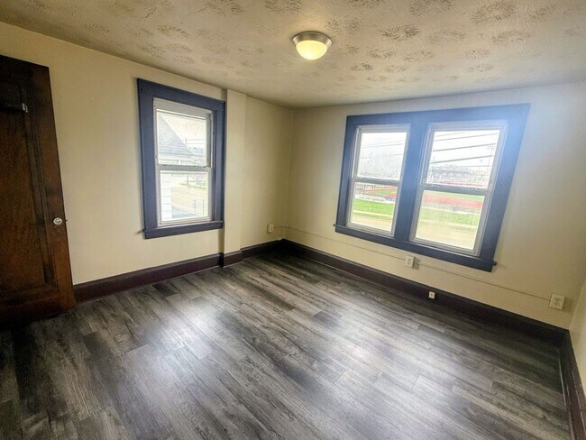 Building Photo - Three bedroom one bathroom home for rent