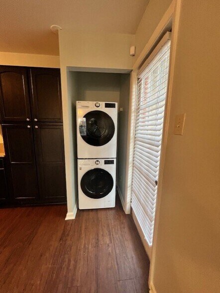 Building Photo - 503 E 6th St