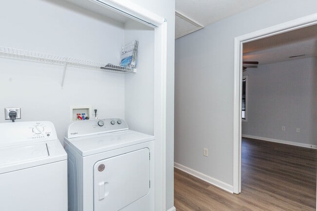 Building Photo - 2 Bed, 1.5 Bath Townhome in Inwood, WV